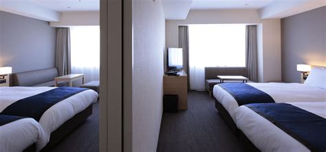 adjoining vs adjacent rooms hotel.